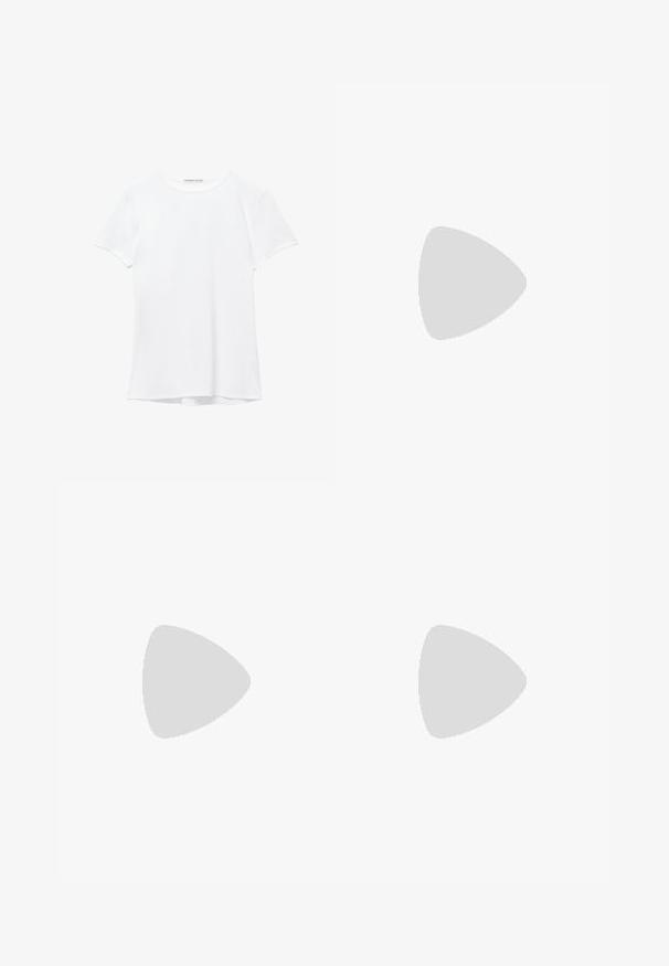 Biela tričká s krátkym rukávom vyrobené z hladkej tkaniny, s okrúhlym výstrihom a jemnými švami na leme.; Olivovo zelené šortky vyrobené z ľahkej tkaniny, s elastickým pásom a kovovými doplnkami a bočnými vreckami. Textúrovaný povrch s detailami šitia.; Čierna kožená šnurovacia topánka s okrúhlou špičkou, štruktúrovanou gumovou podrážkou a žltým prešitím okolo základne. Plný dizajn a hladký povrch.; Čierne slnečné okuliare v štýle mačacích očí s matným povrchom, s elegantným dizajnom a jemne zakrivenými hranami, umiestnené na pozadí modela v tmavom oblečení.