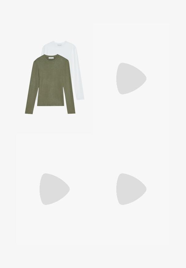 Dos camisetas de manga larga: una de color verde oliva y la otra blanca. Ambas tienen cuellos redondos y una textura suave y lisa.; Pantalones de chándal blancos con cintura ajustable mediante cordón, puños elásticos, bolsillos laterales y un logo de "DKNY" en strass en el muslo izquierdo.; Sandalias de tacón cuadrado en color beige con tiras delgadas y punta cuadrada. Material suave con un diseño minimalista, diseñado para facilitar su uso.; Bolso de mano de cuero negro con un diseño estructurado, que presenta una forma recortada, asa superior y acentos en dorado. Correa de hombro ajustable incluida.