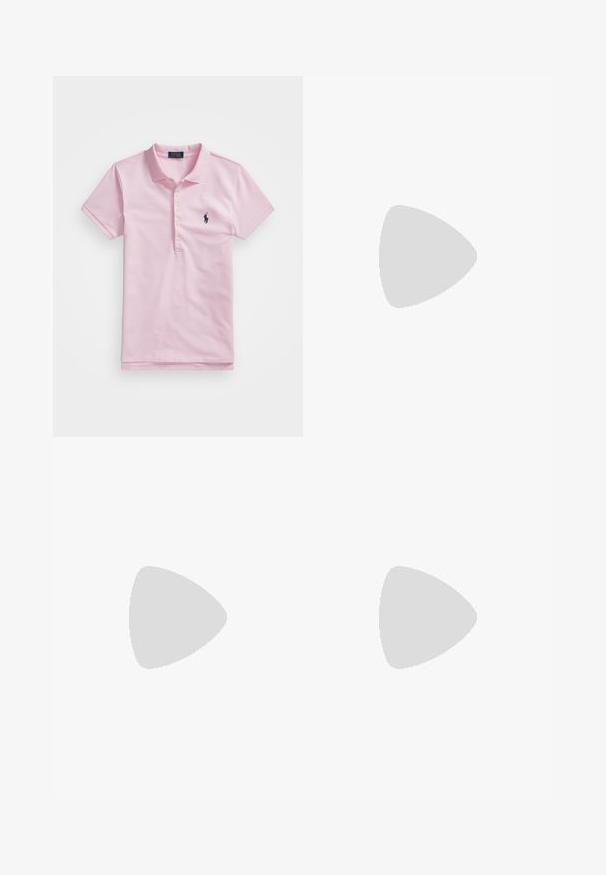 Polo roz din bumbac, cu guler clasic, trei butoane, mâneci scurte și un mic logo bleumarin pe piept.; Fustă plisată bleumarin confecționată dintr-un material elastic, cu talie ajustată și detaliu cu fermoar pe lateral. Cusăturile sunt vizibile pe la îmbinături.; Pantofle roz din suede, cu accente albe, talpă din cauciuc și curele elastice. Prezintă un design texturat și un logo mic în partea din față.; Geantă de umăr din piele maro, cu model logo, curea cu lanț aurit, închidere cu fermoar și accente aurii. Formă compactă și rectangulară.