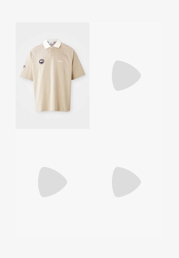Polo bege de manga curta com colarinho branco, pala com botões, logótipo da marca no peito e um emblema circular do lado esquerdo.; Calções brancos com cintura elástica e cordão, apresentados sobre um fundo claro e liso. Adequados para usar de forma casual ou em climas quentes.; Sapato de barco de couro castanho escuro com perfil baixo, apresentando ilhós de latão e costura contrastante, sola de borracha plana e acabamento texturizado.; Mochila preta com um design aerodinâmico, feita de um tecido durável. Apresenta um compartimento com fecho, detalhes em corda elástica e logotipo.