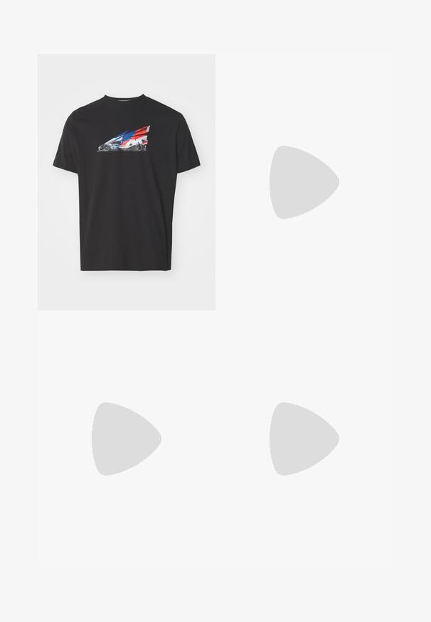 Schwarzes Baumwoll-T-Shirt mit einem stilisierten Grafik eines Rennwagens in Rot, Weiß und Blau auf der Vorderseite. Rundhalsausschnitt, kurze Ärmel.; Blaue Jeans aus Denim mit geradem Schnitt, mit fünf Taschen, einem Knopfverschluss und orangefarbenen Nähten auf einem klaren weißen Hintergrund.; Schwarzer und weißer Sneaker mit einem Obermaterial aus Leder, strukturierten Akzenten, gepolsterter Zunge, Schnürdesign und einer Gummisohle mit Rillen.; Fünf silberne Ringe: einer mit einem schwarzen kreisförmigen Detail, einer mit einem weiß-schwarzen geometrischen Muster und andere mit verschiedenen Formen und Oberflächenbehandlungen.