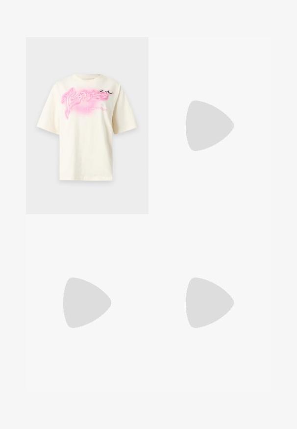 Krémové bavlněné tričko se růžovým grafickým designem a stylizovaným textem. Krátké rukávy a volný střih. Minimalistický celkový vzhled.; Černé džíny s širokými nohavicemi a vysokým pasem, s pěti kapsami a malým vyšitým detailem na přední straně.; Světle růžová sportovní teniska s texturovaným svrškem, síťovými panely a viditelnou vzduchovou tlumicí jednotkou v podrážce. Obsahuje bílé a broskvové akcenty.; Černá kožená kabelka s křivkovým tvarem, odnímatelným popruhem a zlatými detaily. Kabelka má klopu s přezkou.