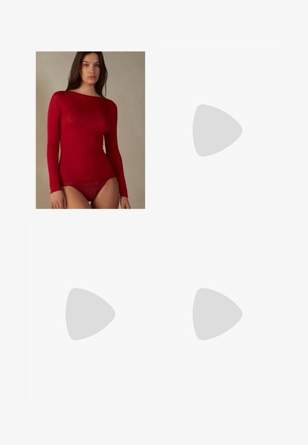 Intimissimi U-BOOT-AUSSCHNITT - Camiseta de manga larga - rosso; Jeans acampanados de denim oscuro con un ajuste entallado, cintura alta y costuras naranjas en contraste. Incluye dos bolsillos delanteros y traseros.; Botín negro de tobillo hecho de material brillante, con punta cuadrada y tacón cónico, contra un fondo plateado brillante con almohadillado.; Bolso de hombro de ante rojo con forma curvada. Presenta un acento en tono plateado y una correa ajustable con detalles de herrajes. Textura suave.