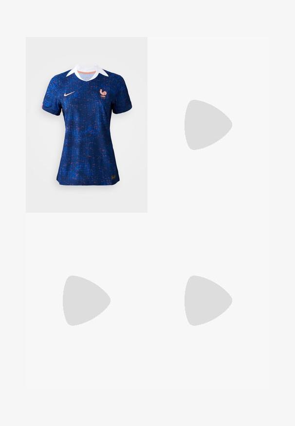 Blå fotballtrøye med teksturdesign, med hvit krage, Nike-logo og det franske landslagets haneemblem.; Svart, gjennomsiktig maxiskjørt med elastisk midjebånd som har et flerfarget skjell- og sommerfuglprint over hele. Lett og luftig stoff.; Røde åpen-tå mules med lav hæl, som har flere horisontale stropper med sirkulære detaljer. Glatt, blank overflate. Firkantet tåform.; Gullfarget sekvenseikkkvott med trekksnor og en rund håndtak, som har skinnende runde sekvenser og et teksturert stoff. Dimensjoner er ikke oppgitt.