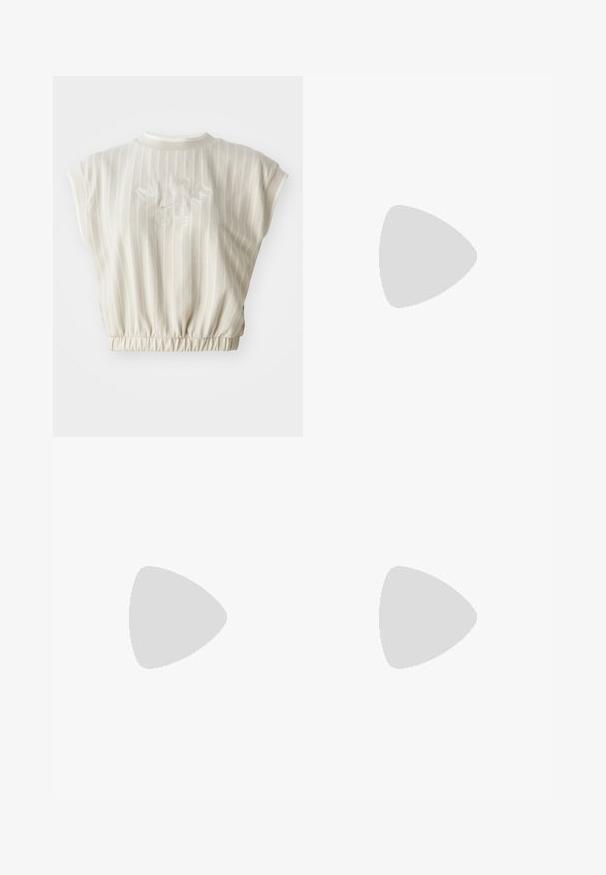 Gai beizs īs tops ar vertikālām svītrām. Ribota apaļa kakla izgriezums, elastīgs apakšmali, izšūts "Nike" logo un gads "1972" aizmugurē. Mīksta auduma tekstūra.; Nike Sportswear PANT  - Brīva piegriezuma džinsi - lt armory blue; Melnbaltā un pelēkā čūskas raksta Nike iešļūcenes ar platu siksnu un logo, uzvilktas ar brīviem ziliem džinsiem, uz zila teksturēta virsmas.; Saulesbrilles ar elegantu, sudraba plastmasas rāmi, tumšiem lēcas un izliekta forma. Iezīmējas ar drosmīgiem akcentiem un vieglu konstrukciju.