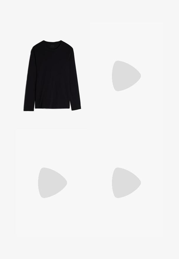 Zwarte langärmelige shirt gemaakt van zachte stof, met een ronde hals en een eenvoudig, naadloos ontwerp. Geen zichtbare patronen of accenten.; Zwarte sportbroeken met een elastische tailleband, trekkoordsluiting en zijpanelen. Gemaakt van lichtgewicht stof, met een logo aan de zijkant.; Zilveren en zwarte sportschoen met een bovenwerk van mesh en synthetisch materiaal, een volumineus ontwerp en een gestructureerde afwerking. Voorzien van een gevoerde kraag en een rubberen zool.; Zilveren ketting met dikke schakel en een centraal ronde hanger met ingewikkelde details. Gladde, reflecterende metalen oppervlakte.
