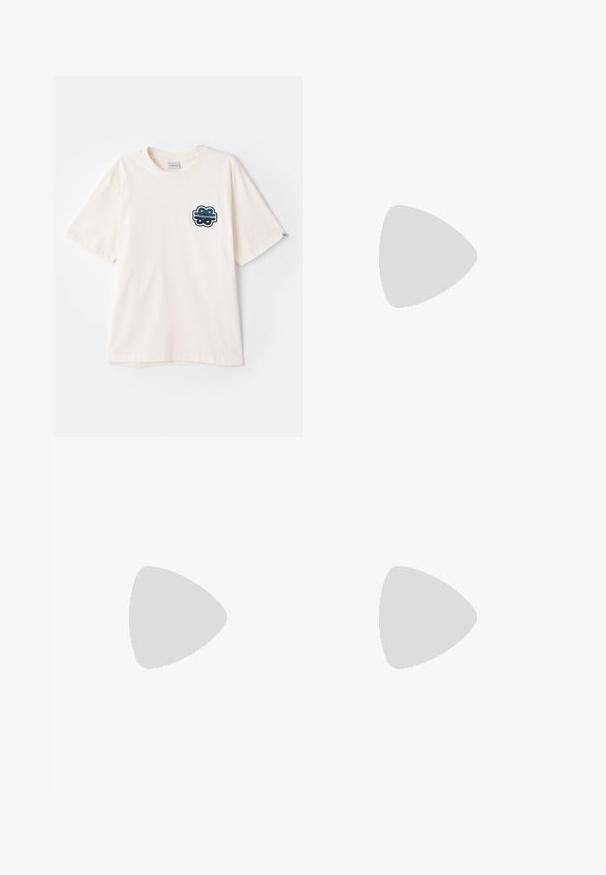 T-shirt en coton couleur crème avec des manches courtes, arborant un logo brodé bleu marine sur le côté gauche de la poitrine. Texture lisse.; Jeans en denim bleu clair avec un design à jambes larges, présentant des détails de délavage, deux poches avant et un ourlet à motifs.; Baskets blanches et gris clair avec un dessus texturé, un laçage et un col rembourré. Le design inclut des accents en suède et perforés.; Lunettes de soleil en métal avec des verres réfléchissants, présentant une forme aviateur, une monture argentée et des détails sur les branches. Portées avec un pull bleu et une veste.