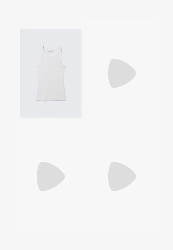 Weißes Baumwoll-Top mit gerippter Textur, ärmellosem Design und rundem Ausschnitt. Mit einem Etikett am Hals mit der Aufschrift "WEEKDAY."; Helle graue weit geschnittene Hose aus weichem Stoff mit elastischem Bund. Das Design bietet eine lockere Passform für Komfort und Bewegungsfreiheit.; Schwarze Leder-Slingback-High Heels mit offener Zehe, spitzer Form, schmalem Absatz, der ausläuft, und quadratischem Fuß. Texturierte Oberfläche und Schnalle-Detail.; Schwarze rechteckige Brille mit klaren Gläsern und einem dezenten lila Schimmer, ausgestattet mit schlanken Bügeln und einem minimalistischen Design.