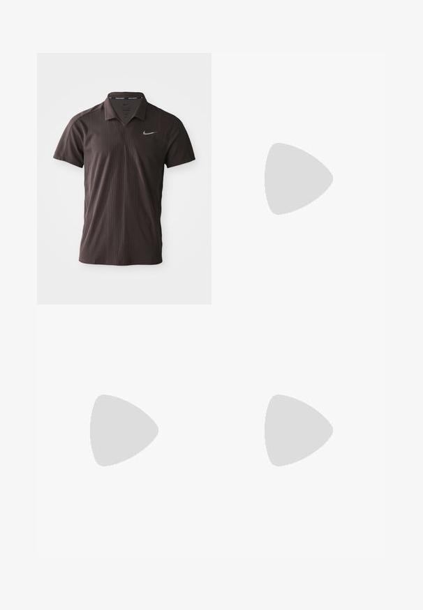 Mørkebrunt polo-skjorte laget av teksturert stoff, med en tre-knappers knapplås og Nike Swoosh-logo på venstre bryst.; Beige bomullsshorts med elastisk midje, justerbar snor og to sidelommer. Har en liten logo på siden.; Svart idrettssko med mesh-overdel, sølvdetaljer, polstret såle og snøring. Har avrundet tå og teksturert såle.; Svart treningsbag med glatt stoff, doble glidelåslommer, polstrede håndtak og en stor hvit Nike-logo på forsiden.