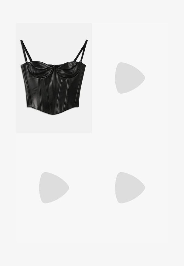 Top de corpete em couro sintético preto com busto acolchoado, costuras detalhadas, alças ajustáveis e costuras estruturadas para uma silhueta ajustada.; Saia midi de seda em off-white com bainha evasé. Textura suave, cintura ajustada e detalhes de costura discretos na parte superior.; Sapato alto preto tipo slingback com bico pontudo, apresentando um design de tiras e o logótipo "LOVE MOSCHINO" na lateral. Textura suave.; Bolsa tote em couro preto com um acabamento brilhante, topo curvado, duas alças para o ombro e um detalhe em metal dourado na frente.; Par de brincos irregulares em forma oval, feitos de metal dourado, com uma superfície texturizada e ligeiramente martelada, sobre um fundo branco.