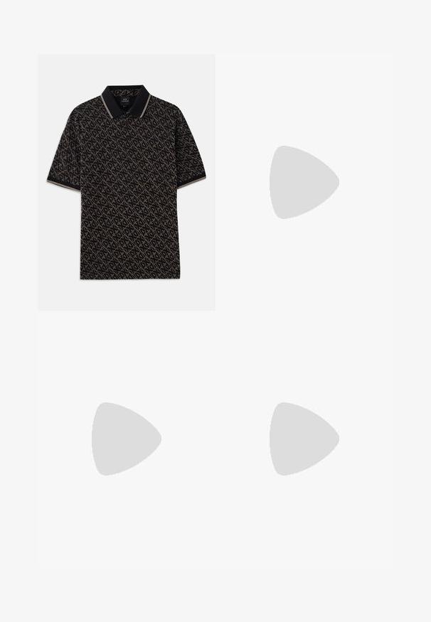 Schwarzes Polohemd mit einem geometrischen goldenen Muster, kurzen Ärmeln und einem klassischen Kragen mit dezenten gestreiften Akzenten.; Braune Baumwollhosen mit einem verstellbaren Taillenbund in Teal. Das Design verfügt über gerade Beine und hat keine sichtbaren Taschen oder Verzierungen.; Weiße Ledersneaker mit glatter Oberfläche, runder Zehenpartie, flachen Schnürsenkeln und strukturiertem Sohlenprofil. Mit einem dezenten Logo an der Ferse.; Tote-Tasche aus hellbeigem Stoff mit strukturiertem Finish, ausgestattet mit zwei kontrastierenden braunen Ledergriffen und Metallakzenten oben.