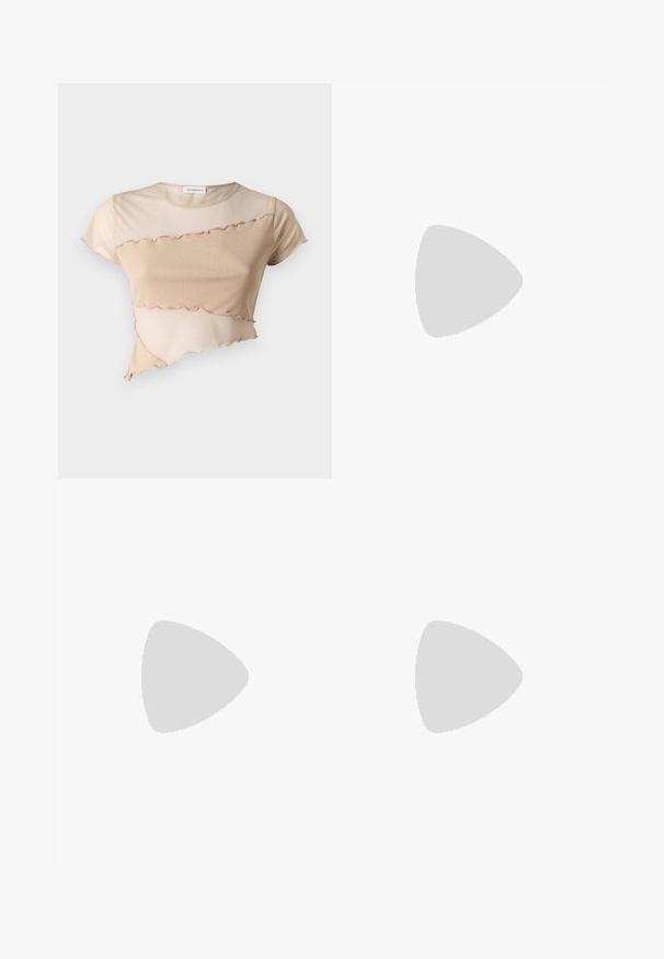 Beige Crop-Top aus weichem Stoff, mit Rüschensaum und asymmetrischem Design mit kontrastierenden Texturen. Kurze Ärmel und Rundhalsausschnitt.; Weißer, gestufter Rock aus leichtem Stoff, mit einem dehnbaren, gerafften Bund und zarten Spitzenakzenten an jeder Stufe.; Spitz zulaufender Slingback-Absatz aus einem glatten, glänzenden, tanfarbenen Material. Mit einem geschwungenen Ausschnitt-Design und einem schlanken Stiletto-Absatz. Silberne Schnallendetails.; Weiße rechteckige Clutch aus glänzendem Material mit einem silbernen Kettenriemen. Das Model posiert und präsentiert die Tasche vor einem schlichten Hintergrund.