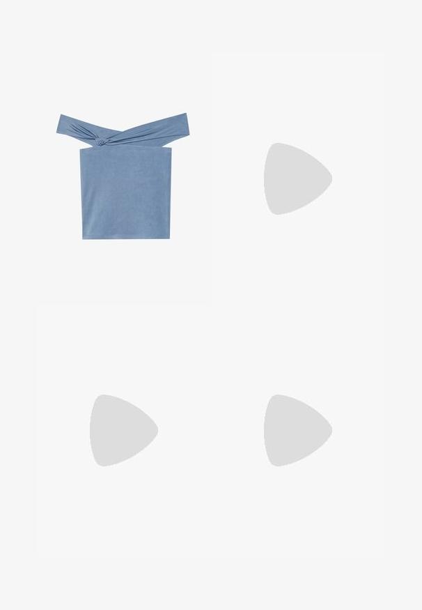 Top blu cielo senza spalle realizzato in tessuto morbido, con spalline annodate e corpo dritto. Tessuto liscio senza motivi.; Leggings blu navy con vita alta, caratterizzati da una dettagliatura laterale bianca, realizzati in materiale elastico. Abbinati a sneakers bianche e beige.; Sandali platform blu con due fibbie regolabili, suola spessa nera, design aperto sul retro e texture liscia simile alla pelle.; Occhiali da sole con gradiente marrone e una montatura traslucida rosa, forma quadrata e aste in metallo sottili. Presentano bordi arrotondati e dettagli minimali.