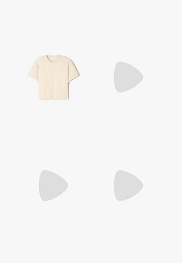 Korte-mouwen, beige T-shirt van zachte stof, met een ronde halslijn en een ontspannen pasvorm, met een subtiele textuur en zonder zichtbare patronen.; Olijfgroene, lichte jogger pants met een elastische tailleband, verstelbaar trekkoord en vergekorte broekspijpen. Glad katoenmix materiaal.; Witte sportieve schoenen met zwarte accenten en metallic gouden details, uitgerust met een gestructureerde zool en logo. Draagt het met een bruine rok.; Tortoiseschil zonnebril met een brede, hoekige montuur en bruine lenzen. Heeft slanke veren met een soepele, glanzende afwerking.