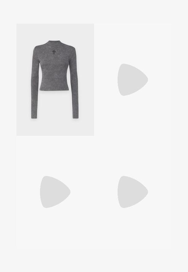 Grijs geribbelde langemouwen top met een hoge hals en decoratieve kruisborduursels in het midden. Gladde textuur met een aansluitend ontwerp.; Donkerblauwe uitlopende jeans gemaakt van denim. Beschikt over een hoge taille, voorzakken en splitdetails aan de zoom. Klassiek vijfzakontwerp.; Zwarte leren enkellaarzen met een spitse neus en blokhak, gecombineerd met glanzende zilveren broeken, die slanke texturen en contrasterende kleuren laten zien.; Bruine leren handtas met een klep sluiting, gouden hardware, een schouderband en een gladde textuur. Compact rechthoekige vorm.