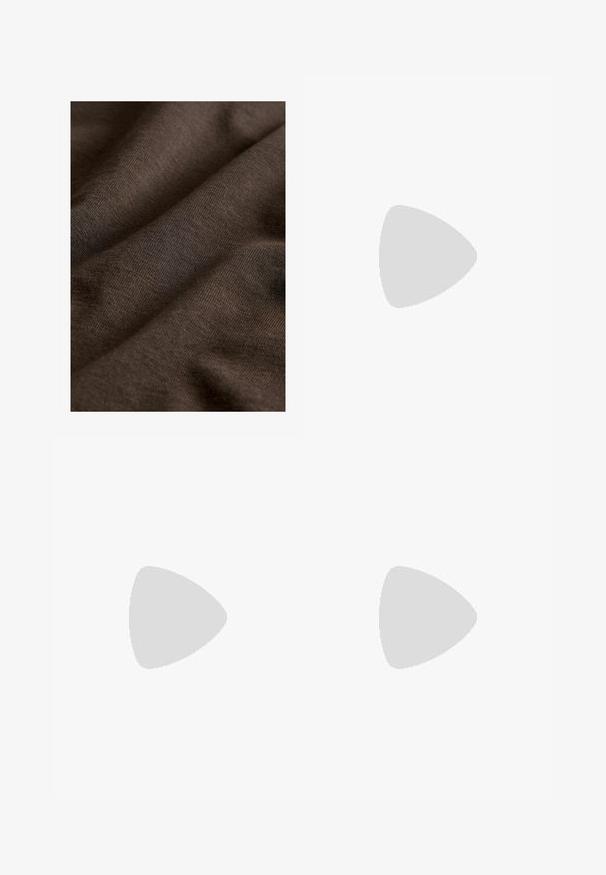 Brunt tyg med fin textur, som visar mjuka veck och en slät yta. Materialet verkar lätt och andningsbart.; Svarta byxor med rak passform, utrustade med framfickor och sidoklyvningar vid fållen. Tillverkade av mjukt, slätt tyg. Lämpliga för olika tillfällen.; Pavement INA - Platåstövlar - black; Grå läderhandväska med dubbla handtag, rektangulär form, slät yta och minimalistisk design. Har platta sidopaneler och subtil sömnad.