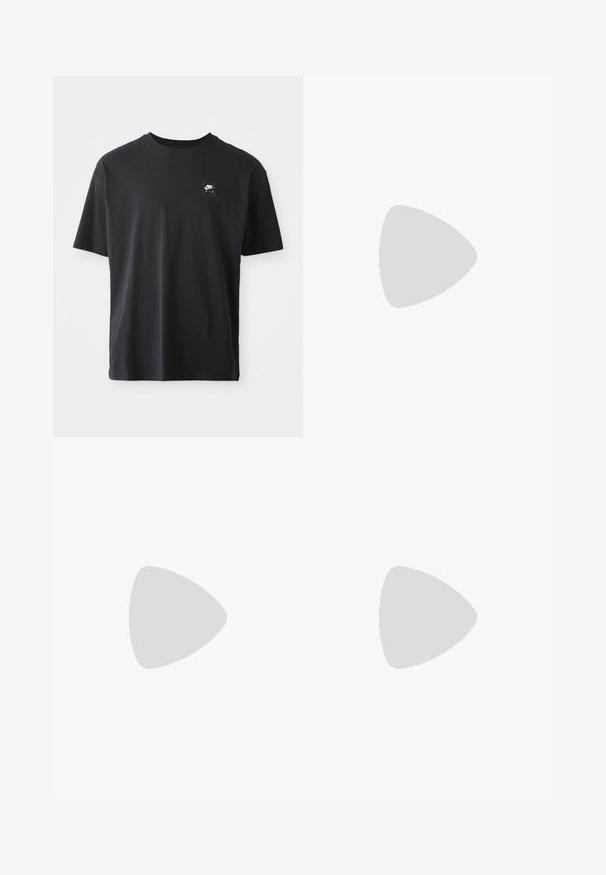 Czarna bawełniana koszulka z krótkim rękawem, okrągłym dekoltem, z małym prostokątnym logo z napisem "NIKE AIR" na lewej piersi.; Czerwone siatkowe szorty koszykarskie z czarnym elastycznym paskiem w talii, zawiązywanym sznurkiem, białymi akcentami oraz czarno-czerwonymi paskami wzdłuż krawędzi.; Białe skórzane sneakersy z perforacjami, okrągłym noskiem, płaską podeszwą i grubymi sznurówkami, z widocznym logo swoosh i napisem „AIR” na pięcie.; Hawkers UNISEX złoty