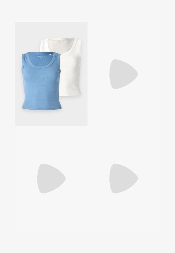 Deux débardeurs à côtes : l'un bleu clair et l'autre blanc. Chacun présente un col rond et une silhouette ajustée, mettant en valeur la texture du tissu.; Jean en denim bleu clair avec une coupe droite, doté d'un cordon blanc à la taille et d'un léger délavage sur l'ensemble.; Mocassins en cuir marron avec une finition brillante, dotés d'une boucle décorative en or à l'avant et d'un talon bas. Design classique.; Sac fourre-tout en daim marron avec une texture douce, une ouverture en haut et une seule sangle pour l'épaule. Présente une finition lisse et un design minimaliste.