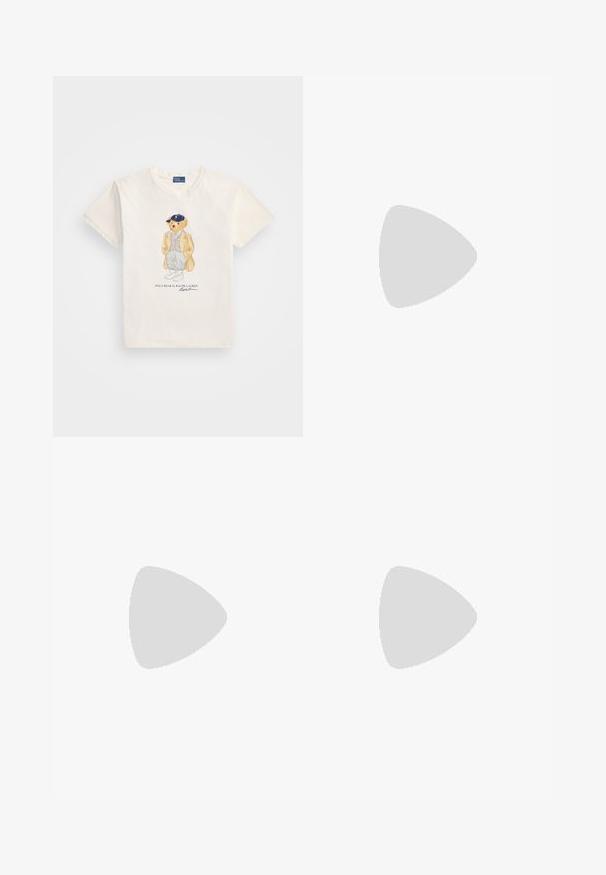 Crème katoenen T-shirt met een grafische illustratie van een beer in een jas en pet, met daaronder de tekst "POLO BEAR by RALPH LAUREN."; Witte katoenen shorts met een elastische tailleband en een trekkoord, versierd met bloemenborduursel en een ademende textuur.; Bruine leren Chelsea-boot met gele stiksels, elastische zijpanelen, voering van bont en doorzichtige rubberen zool op een witte achtergrond.; Tan leren handtas met een gebogen vorm en een brede schouderband. Heeft een gouden metalen accent in het midden en een gladde textuur.