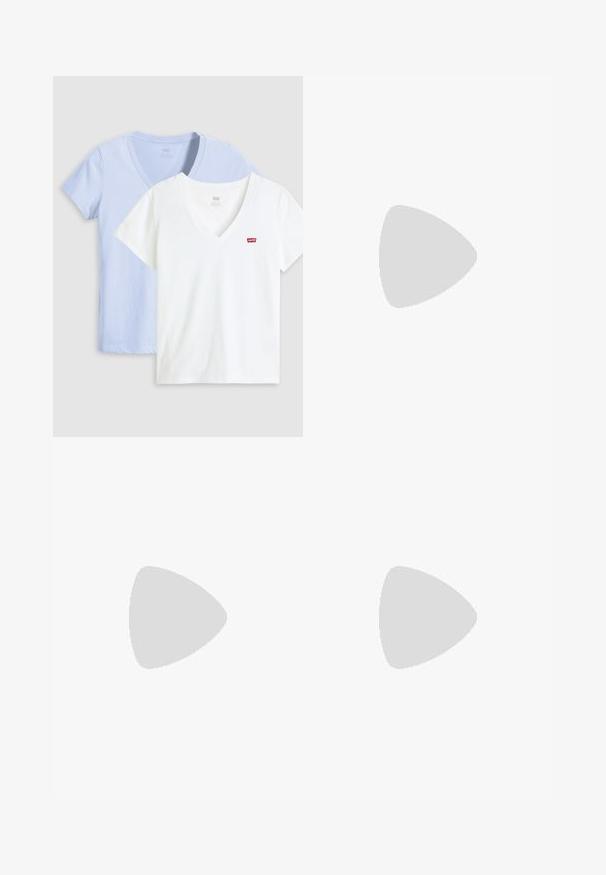 To v-hals t-shirts: en lys blå og en hvid. Begge er lavet af blød bomuld med korte ærmer og et lille rødt logo på den hvide skjorte.; Sorte denim jeans med en slim fit design, fem lommer og hardware i sølvfarve. Har en knaplukning og en glat tekstur.; Hvide sneakers med en glat læderoverdel, fremtrædende syninger, snørebånd foran, tyk tekstureret sål og en bagtil påsiddende tab for nem påtagning.; Beige stofpung med en rund form, der har en flad top og subtile sømdetaljer. Inkluderer et minimalistisk logo og en sideløkke.