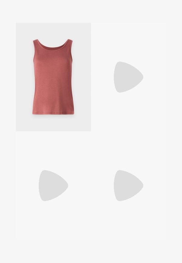 Tricou fără mâneci din bumbac roșu, cu decupaj rotund și bretele late, având o textură netedă și o siluetă ajustată. Fără modele sau embellishments.; Shorts din denim alb cu croi drept, design cu cinci buzunare, închidere cu nasture în față și detalii subtile de cusătură. Textură netedă.; Sandale cu toc din patent negru, cu vârf pătrat, curele la gleznă și catarame din argint. Dispune de un toc gros pentru stabilitate.; Geantă tote neagră din piele, cu textură netedă, formă rectangulară și două mânere lungi. Fără hardware vizibil sau ornamente.