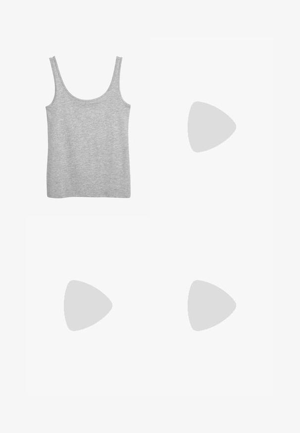 Grijze tanktop van zacht katoen, met brede schouderbanden en een ronde halslijn. Glide textuur en geen zichtbare patronen.; Stradivarius Shorts - white; Franje enkellaars in tan suède met drie gelaagde franjes. V pointed toe en een lage blokhak. Gladde textuur overal.;  Schildpadbril met ovale monturen, bruine lenzen en slanke zwarte armen met subtiele patroonaccenten.; Een stapel van twee ringen; de bovenste is amberkleurig met krommingen, en de onderste is lichtbeige; beide zijn glad en glanzend van hars.