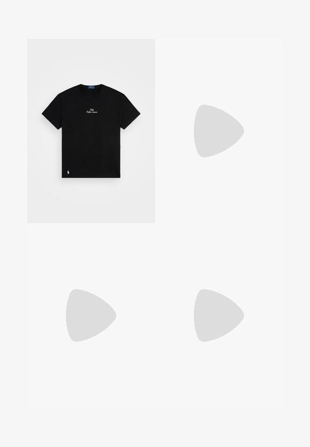 T-shirt in cotone nero con collo tondo, maniche corte, logo ricamato "Polo Ralph Lauren" in bianco e un piccolo logo bianco sull'orlo inferiore.; Pantaloni beige a taglio dritto, con un solo bottone nero, passanti per la cintura e tasche laterali. Tessuto dalla texture liscia e design minimale.; Mocassini in pelle nera con punta rotonda, texture arricciata nella parte anteriore e tacco basso impilato. Finitura liscia e design classico.; Borsone in pelle nera con manici superiori e tracolla rimovibile. Superficie texturizzata, tasca frontale con zip e dettagli di branding minimi.