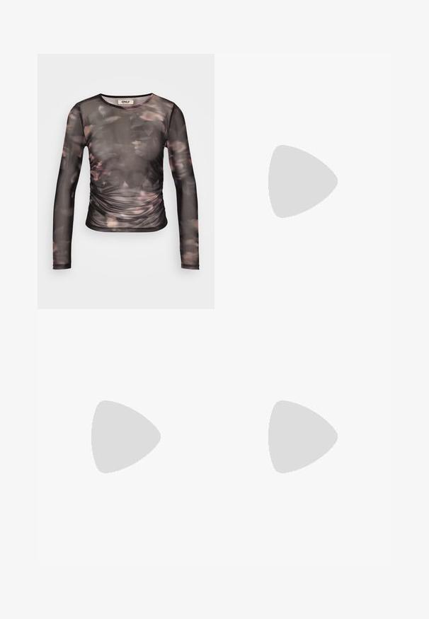 Črni dolg rokav mrežasti top z cvetličnim vzorcem v odtenkih roza in krem, z nabranimi detajli na pasu in okroglo ovratnikom.; Hlače širokih nogavic s leopardjim vzorcem iz mehkega materiala, z bež osnovo in temno rjavimi pikami ter elastičnim pasom.; Črne natikače s trakovi in kvadratnim prstom ter nizkim blokastim peto. Imajo več tankih trakov in nastavljiv trak okoli gležnja. Narejene so iz gladkega usnja.; Sončna očala iz kornjačine s poudarjenim, okroglim okvirjem in rjavimi lečami. Imajo subtilne vzorce in ravne, zožene ročke.; Črna usnjena torba s gladko teksturo, strukturirano obliko, dvema ročkama in izrazitim srebrnim sponko na sprednji strani.