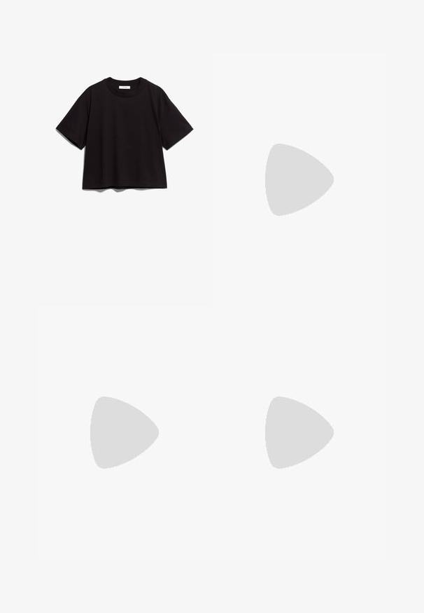 Tricou scurt din bumbac negru, cu guler rotund și mâneci scurte. Prezintă o croială lejeră și un design simplu, fără ornamente.; Blugi evazați de culoare albastru deschis, cu talie înaltă, textură decolorată, buzunare frontale și bucle pentru curea. Detalii deteriorate aproape de tiv.; Pantof cu toc mic, cu vârf ascuțit și slingback, realizat din piele netedă, având un design decupat pe lateral pentru respirabilitate.; Geantă de umăr din piele neagră cu o textură moale, formă triunghiulară și curea ajustabilă, asortată cu o bluză cu dungi albastre deschise și pantaloni albi.