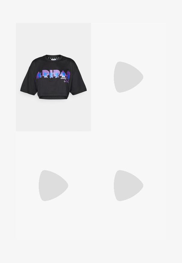 T-shirt nera cropped in tessuto leggero, caratterizzata da ampie scritte grafiche in viola e blu e elementi di design sulla parte anteriore, con maniche corte.; Shorts sportivi neri realizzati in tessuto elastico, con un'alta vita, una texture liscia e un logo bianco a tre strisce sul lato.; Scarpe da ginnastica sintetiche rosa con lacci e dettagli neri, caratterizzate da una finitura lucida e un logo ben visibile sulla linguetta, indossate con calze nere.; Borsa a mano in vernice rosa con logo e manici neri, caratterizzata da una forma arrotondata e chiusura con zip. La texture lucida aumenta la visibilità.