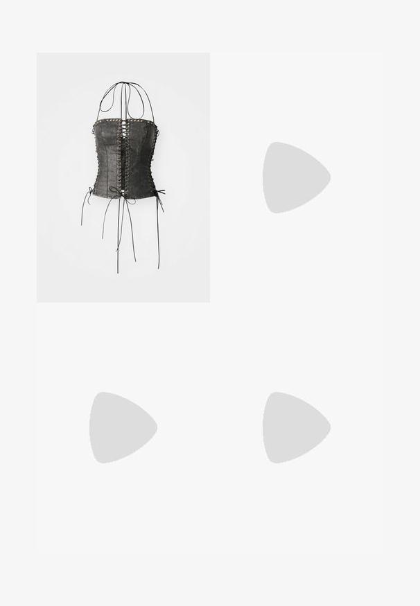 Jaded London LONGLINE LACE UP HALTER CORSET - Top - black; Grauer Denim-Rock mit hoher Taille, fünf silbernen Knöpfen, vertikalen Nähten und rohem Saum. Hat eine schmale Silhouette und eine weiche Textur.; Schwarze Leder-Stiefel bis zum Knöchel mit einer klobigen Sohle, Schnallen- und Riemenakzenten sowie einer strukturierten Oberfläche. Verfügt über eine Zuglasche für einfaches An- und Ausziehen.; Schwarze Sonnenbrille mit ovaler Form und dunklen Gläsern. Schlanker Kunststoffrahmen mit strukturierten Akzenten an den Bügeln. Branding an der Seite.; Dunkelgraue Stofftasche mit einem gebogenen Griff, weicher Textur und runder Form. Keine sichtbaren Beschläge oder Verzierungen.