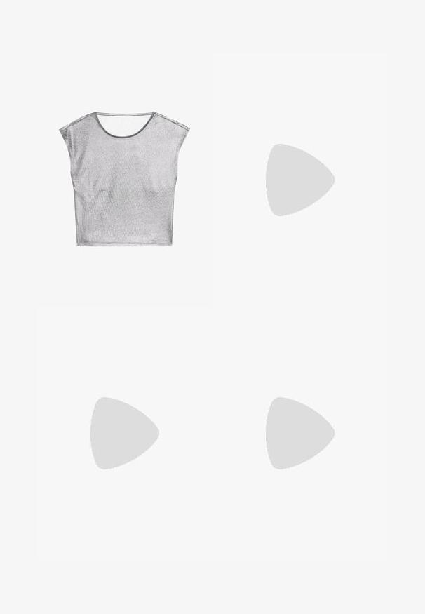 Sömlös kortärmad topp i silver tillverkad av ett metalliskt, glittrande tyg. Har en vid halsringning och en lös, boxig passform. Mjuk textur och minimala sömmar.; Silver, faux läderkjol med en strukturerad krokodilmönster, med två blåa knappar som accentuerar och en figursydd design.; Silver atletiska skor med vita accenter och gummisulor, matchade med ribbade rosa strumpor, som visar en lågt profil design.; Svart läderhåltväska med en mjuk, glänsande yta och ett runt, öppet topp. Har en bred, svängd rem för bärande. Ingen synlig hårdvara.; Svarta ribbade stickade fingerlösa vantar med en rak, förlängd design, mjuk textur och tajt passform runt handlederna.