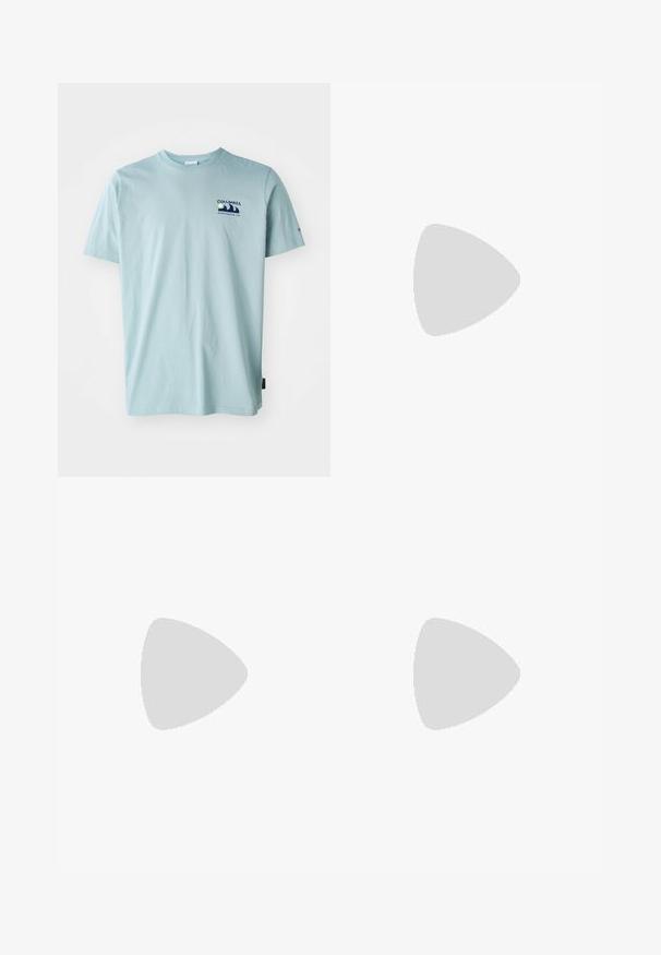 Columbia EXPLORERS CANYON BACK TEE - T-shirt estampada - crushed blue; Calças de cotoveleira cinza com um design de perna larga, apresentando riscas verticais, fecho de botão e dois bolsos frontais.; Sapatilha preta de cano médio com parte superior texturizada, faixa lateral branca, atacadores cinzas e sola cremosa chunky. Apresenta calcanhar reforçado e sola preta.; Conjunto de sete anéis de prata com vários designs, incluindo padrões torcidos, entrelaçados e gravados. Diferentes formas e larguras.