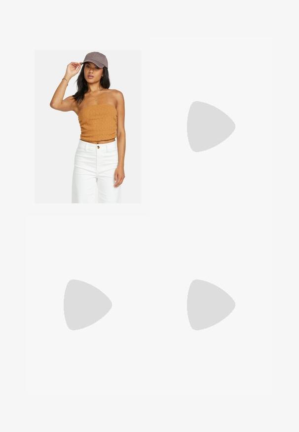 Ribbed top without straps in burnt orange paired with high-waisted white wide-leg pants. The model is wearing a gray cap with an embroidered logo.; Kermanväriset, löysästi istuvat housut, joissa on joustava vyötärö, nauhakuja ja reikämalliset yksityiskohdat kankaassa ja helmoissa. Vaalennettu reuna.; Ruskeat flip-flopit, joissa on teksturoitu kumipohja ja ohuet hihnat. Pohja on litteä ja leveä, hihnat ovat pyöristetyt ja niissä on hieman kiiltoa.; Ruskean nahkainen olkalaukku, jossa on kaareva muoto, kultaiset yksityiskohdat ja solkiyksityiskohta. Varustettu irrotettavalla olkahihnalla.