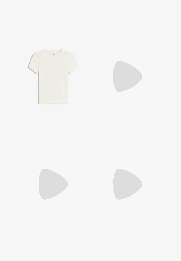 Fehér, rövidujjú póló, puha, könnyű anyagból készült. Kerek nyakkivágással és egyszerű mintázattal rendelkezik, minta vagy díszítés nélkül.; Világosszürke pamut rövidnadrág, rugalmas derékkal és állítható zsinórral, sima textúrával és laza szabással. A rövidnadrág zsebek nélkül készült.; A fehér sportcipő hálós felsőrésszel, ezüst kiegészítőkkel, texturált szintetikus borítással és cikkcakk mintázatú gumitalppal rendelkezik.; Barna bőr válltáska, struktúrált formával, mágneses fedélzárral és fémből készült logóval az elején.