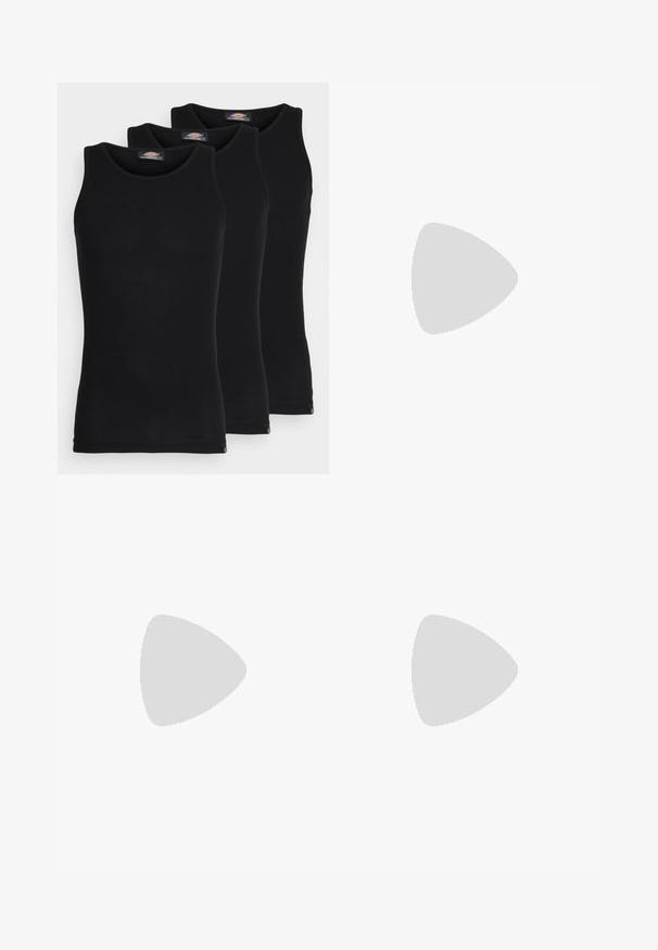 Čierne tielka v balení po troch kusoch. Ríflový povrch, klasický okrúhly výstrih, bez rukávov. Lem obsahuje malé logo značky na spodnej strane.; Svetlošedé tepláky s nastaviteľným pásom, elastickými manžetami a malým námorníckym logom na ľavom stehne. Mäkka, textúrovaná tkanina.; Čierne tenisky z semišového a koženého materiálu, so modrým logom a hnedou gumovou podrážkou. V kombinácii so sivými ponožkami a kordovým nohavicami.; Čierna prešívaná taška na rameno s jemnou textúrou, ktorú nosí osoba v bielom grafickom tričku s tučným textom. Neformálny outfit s džínsami.