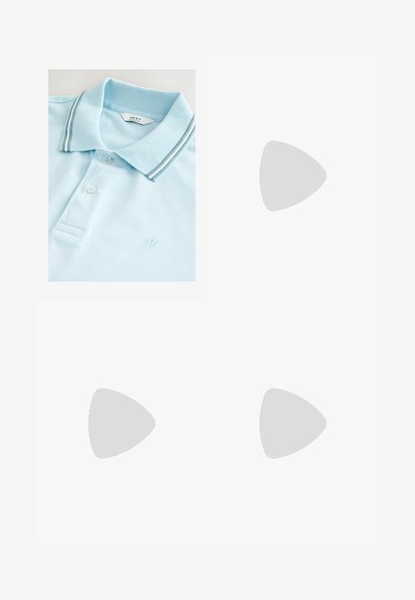 Svetlo modra polo majica iz teksturirane tkanine. Ima klasičen ovratnik z sivimi in belimi črtami, dve gumboma in majhnim logotipom krone.; Svetlo modri traper hlače z ohlapnim krojem, ki imajo ravne hlačnice, sprednje žepe in gumbasto zapiranje pri pasu.; Nike Sportswear KILLSHOT 2 LTR PRM OPP2 - Športni copati - black sail baroque brown mtlc dk grey; Črne mačje očesne sončne očala z zelenimi lečami, zlatimi kovinskimi detajli in vitkimi črnimi ročaji. Teksturiran okvir s drznim, geometrijskim dizajnom.