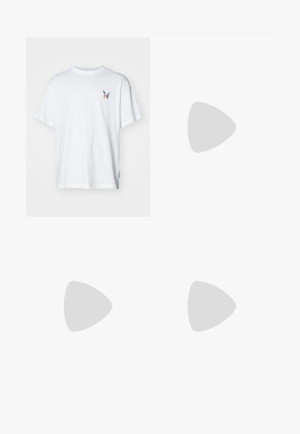 Only & Sons ONSTROY TEE UNISEX - Nyomott mintás póló - cloud dancer; Sötétkék sportnadrág, rugalmas derékkal, állítható zsinórral és oldalsó zsebekkel, puha, könnyű anyagból készült.; Világoskék sportcipők, anakondabőr mintával, fehér csíkokkal és fűzőkkel, sárga padlón elhelyezve.; Barna negyedzipzáras polárpulóver hímzett logóval, amelyet egy fekete, cipzáras, logós részlettel ellátott keresztpántos táska alatt viselnek farmernadrág felett.