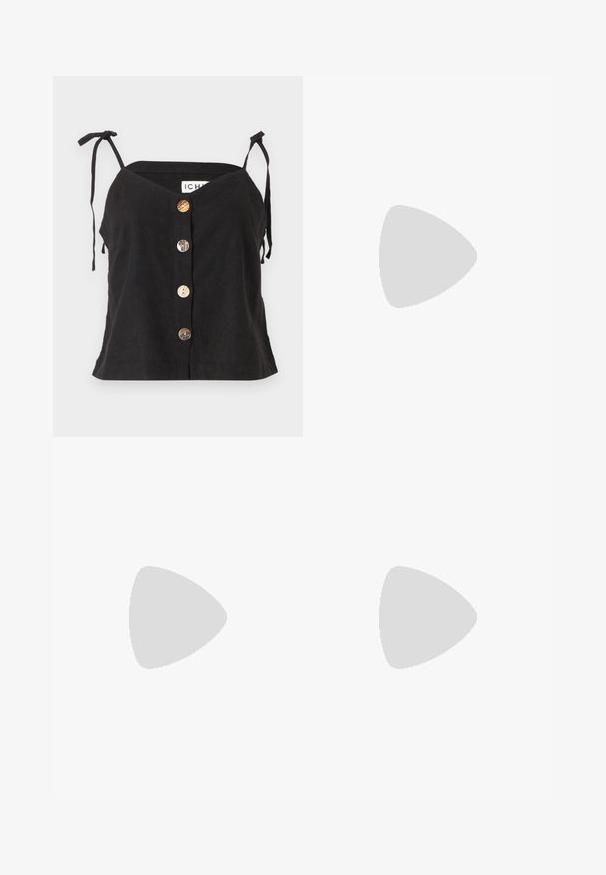 Camisola nera in lino con scollatura a V, spalline regolabili e cinque bottoni evidenti di vari materiali lungo il fronte.; Pantaloni neri, dal fit rilassato, con vita elastica e cordino. Realizzati in tessuto leggero, presentano una texture liscia e gambe dritta.; Décolleté in vernice nera con cinturino dietro, punta affusolata, design con ritagli arrotondati e tacco a blocco. Presenta un accento di fibbia tono oro.; Grande borsa a tracolla in paglia con un esterno beige testurizzato e due manici larghi. Presenta una cintura in pelle come chiusura.