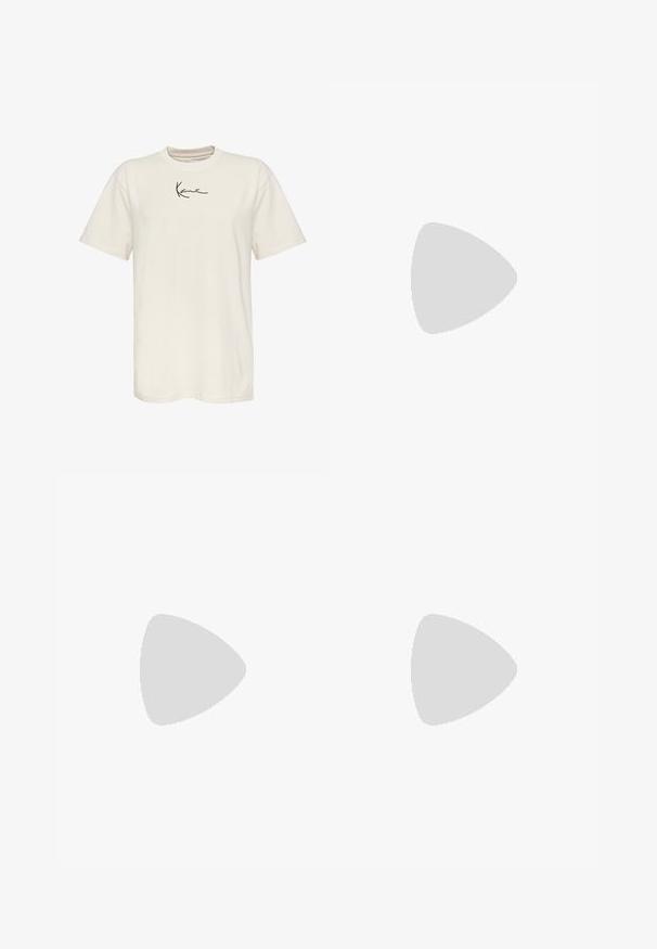 Krem majica od pamuka s kratkim rukavima, okruglim izrezom i malim crnim potpisom na lijevoj strani prsa. Glatka tekstura, običan kroj.; Maroon trenerice od mekanog pamuk mješavinastog materijala. Imaju elastičnu traku u struku s vezicom, rebraste manžete i bočni grafički detalj.; Nike atletska cipela s crno-srebrnim dizajnom. Izrađena je od sintetičkog materijala s mrežastim naglascima i potporom kroz soles s vidljivim zračnim jastučićima.; Srebrna metalna ogrlica od lančića s debelim, međusobno povezanim karikama, poliranim teksturom i malom kopčom s detaljem brendiranja.