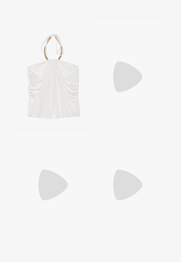 Witte mouwloze top met gedrapeerde stof, een cinched halternek en details van goudkleurig metaal. Zachte textuur en een lichte, vloeiende uitstraling.; Zwarte mini-jurk van zachte stof, met zij-ruche en strikjes aan de zoom. Glad materiaal met een aansluitende pasvorm.; Bordeaux leren loafers met een gladde oppervlakte, een verhoogde randdetail en een rubberen zool. Ontworpen met een ronde neus en minimale hardware.; Gouden metalen zonnebril met een ronde, bruin getinte lens. Heeft dunne armen met een schildpadpatroon op de uiteinden. Inclusief transparante neuskussentjes.