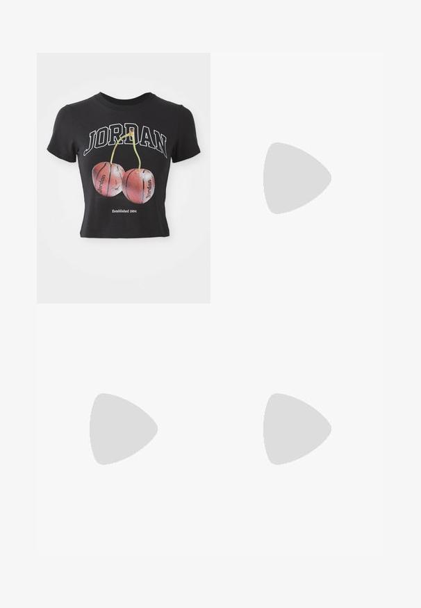Čierne bavlnené krátke tričko s nápisom "JORDAN" na bielom pozadí, s grafikou dvoch červených čerešní pripomínajúcich basketbalové lopty. Akcenty obsahujú nápis "Založené 1984."; Červená látka pokrytá lesklými červenými flitrami v tvare kvetov, s rôznymi veľkosťami a textúrami, vytvárajúca vrstvený a textúrovaný vzhľad.; Tenisky Nike s priesvitným zvrškom v jemných pastelových odtieňoch, textúrovanými panelmi a charakteristickou komfortnou podošvou z vrstvených segmentov.; Čierne tkaninové gumičky na vlasy s nariasenou Textúrou, s výšivkovými vzormi. Dva rozmeryd, obidve sú mäkké a majú jemný povrch.