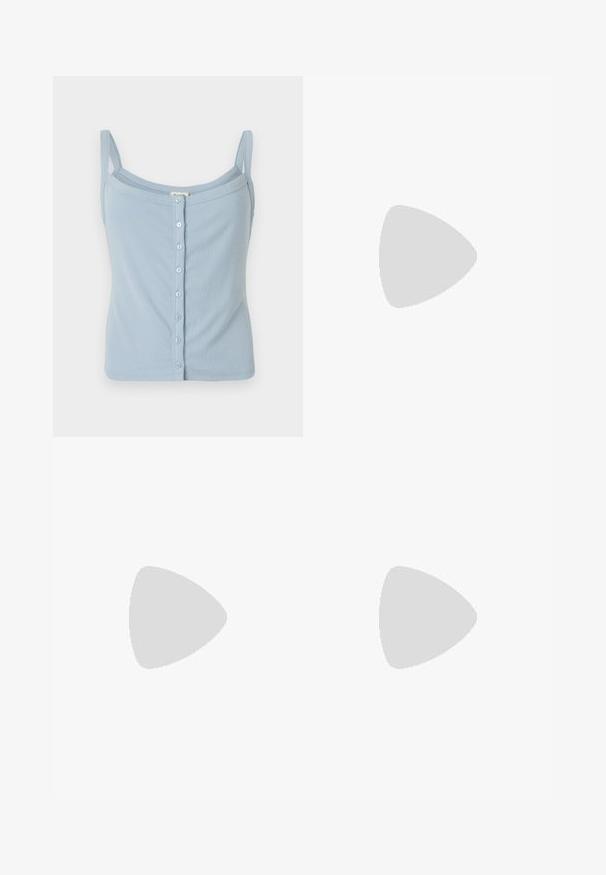 Lichtblauw geribde tanktop met spaghettibandjes, voorzien van een knoopsluiting aan de voorkant en een getailleerd ontwerp. Zachte textuur en een eenvoudige stijl.; Witte brede broekspijpen gemaakt van lichtgewicht stof, met een elastische tailleband met trekkoord en een zachte textuur.; Beige blokhak sandaal met een vierkante neus. Voorzien van een slanke enkelband met een gesp, een gladde leer-achtige textuur en een gematigde hakhoogte.; Mascara BÉBHINN - Handtas - gold-coloured