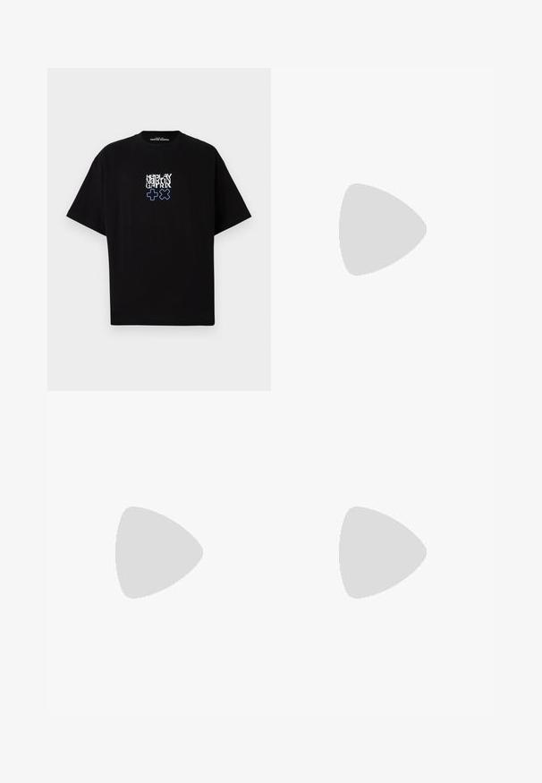Tricou negru din bumbac, cu o croială lejeră. Prezintă o imprimare grafică albă și albastră, afișând textul "REPLAY MARTIN GATRIX" și simboluri.; Jeanși din denim de culoare albastru închis, cu o croială dreaptă, având un mic accent roșu pe buzunarul din față și accesorii din metal maro. Textură netedă.; Tenisi negri cu talpă joasă, cu dungi albe, șireturi negre, talpă texturată neagră și detaliu alb la călcâi, marcați "JACK & JONES" pe lateral.; Ochelari de soare cu un cadru metalic argintiu, lentile nuanțate de gri și un design aerodinamic, cu colțuri ascuțite și brațe subțiri.