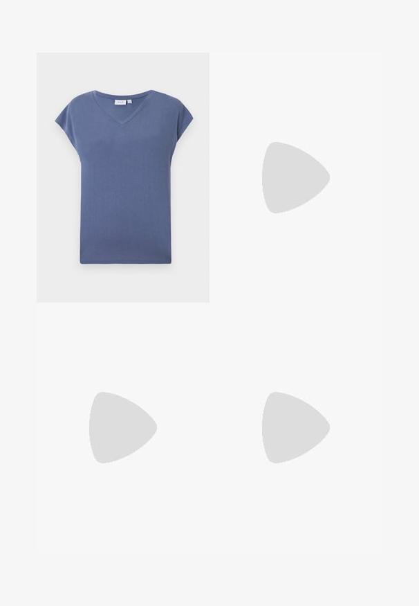 T-shirt med V-ringning och kort ärm i en dämpad blå färg, tillverkad av mjukt bomullsmaterial med en slät textur och en avslappnad passform.; Svarta vida byxor med resårmidja; slät, glänsande textur; hel längd; inga synliga mönster eller metallaccenter.; Svarta läderplattformsläderskor med rund tå och bred rem över vampen. Har en kraftig, fyrkantig klack och en slät yta.; Guldörhängen, fyra stycken, slät finish, rundad design, varierande storlekar, med en gångjärns-lås för enkelt användande.