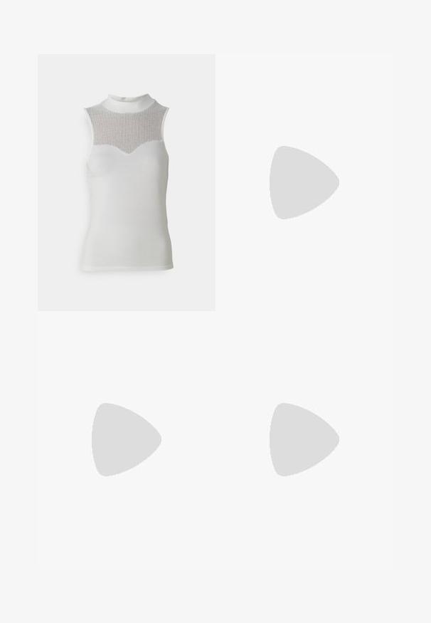 Top bianco senza maniche con collo alto, caratterizzato da un pannello testurizzato a coste sul petto e un corpo liscio, che crea una silhouette aderente.; Pantaloni bianchi con vita aderente e una cintura a stampa serpente grigia legata davanti. Design con gamba svasata e texture del tessuto liscia.; Tacchi slingback neri in pelle con punta affusolata, tacco sottile e un accento metallico decorativo sulla parte anteriore. Texture liscia e design minimalista.; Orecchini a cerchio in argento con una finitura liscia e lucida. Forma rotonda e chiusura a scatto sicura. Design leggero adatto per l'uso quotidiano.