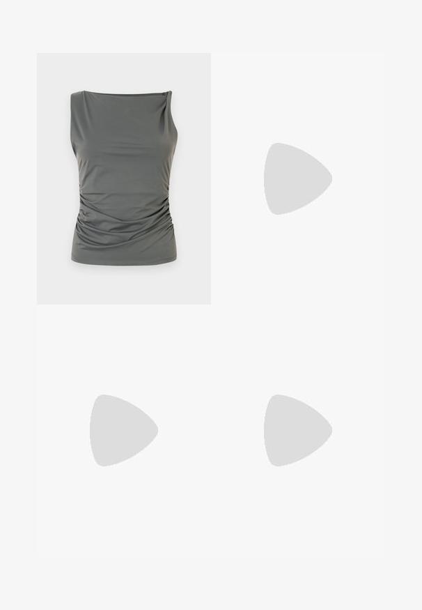 Mouwloos grijs topje met een gedrapeerde halslijn en geplooide textuur aan één zijde, gemaakt van een glad, rekbaar stof.; Donkerblauwe flared jeans van denim. Heeft een hoge taille, vijf zakken en contrasterende stiknaden. Soepele textuur en schone afwerking.; Zwarte leren slingback schoen met een puntige neus en een slanke, gebogen hak. Voorzien van een discrete verstelbare band met een metalen gesp.; Ronde, donkere tortoise brillen met heldere lenzen. Kenmerken zijn slanke kunststof monturen en een subtiele scharnierdetail op de slapen.