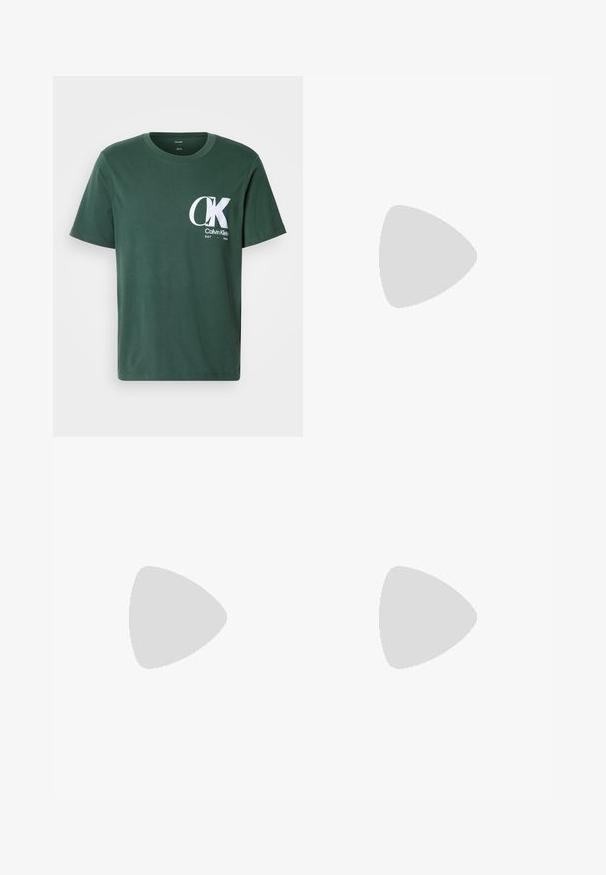T-shirt verde in cotone con maniche corte, colletto rotondo, che presenta un grande logo CK bianco sul petto e il testo "Calvin Klein EST 1968".; Jeans in denim blu scuro con un design a gamba dritta, dotati di chiusura con bottoni, cinque tasche e dettagli di cucitura a contrasto.; Calvin Klein Jeans LUGGED HYBRID APRON LACEUP - Stringate sportive - triple eggshell; Calvin Klein ELECTRIC - Bracciale - silver-coloured