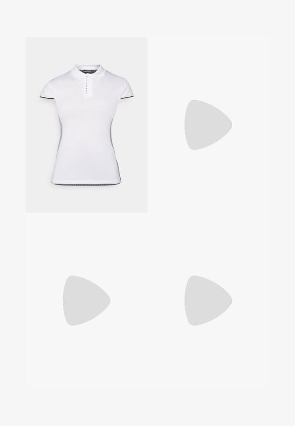 Bijela polo majica s kratkim rukavima, ovratnikom i prednjim dugmadi. Crni detalji na rukavima i bočnim šavovima. Mekana, glatka tekstura.; Daily Sports MAGIC PANTS - Hlače - nori green; Bijela atletska tenisica s teksturiranim mrežastim gornjim dijelom, koja ima tri pruge sa strane, podstavljeni ovratnik i gumeni potplat s izbočinama za bolju prionljivost.; Crna kožna torba preko tijela s zakrivljenim oblikom, zlatnim detaljima i prednjim plakatom s logotipom. Uključena podesiva traka.