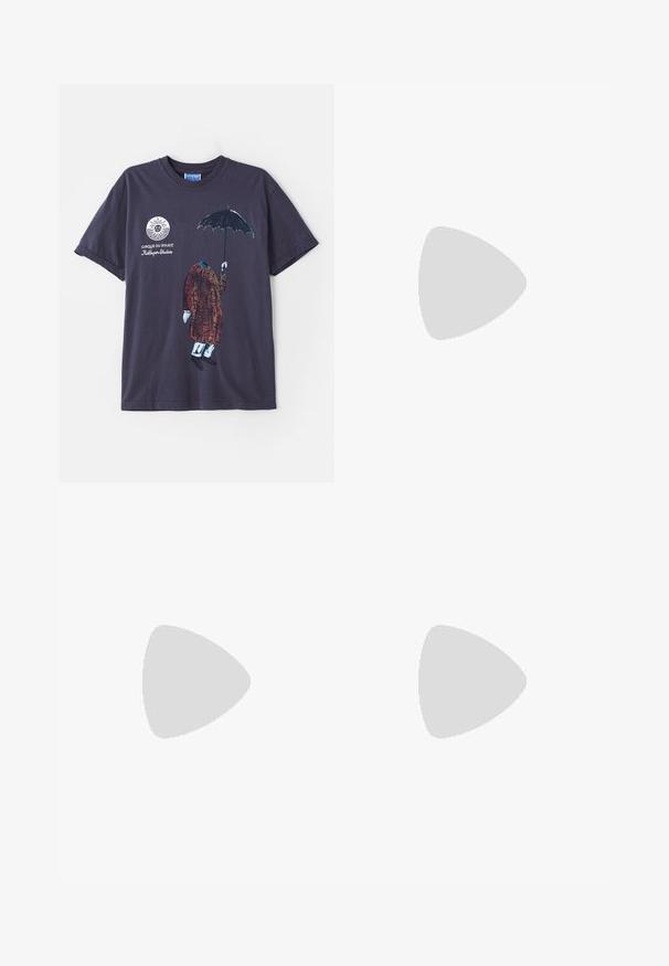 T-shirt en coton bleu marine présentant une figure sans tête vêtue d'un manteau brun, d'un pantalon bleu et de chaussures noires, tenant un parapluie noir. Logo du Cirque du Soleil affiché.; Shorts en denim avec un délavage bleu, coupe droite, ornés d'appliqués en tissu multicolores et d'une seule poche avant.; MSGM RETRO TRAINER - Baskets basses - light blue; Collier en perles blanches avec des perles de taille uniforme, doté d'un fermoir en argent avec un détail décoratif. Texture lisse et design simple.